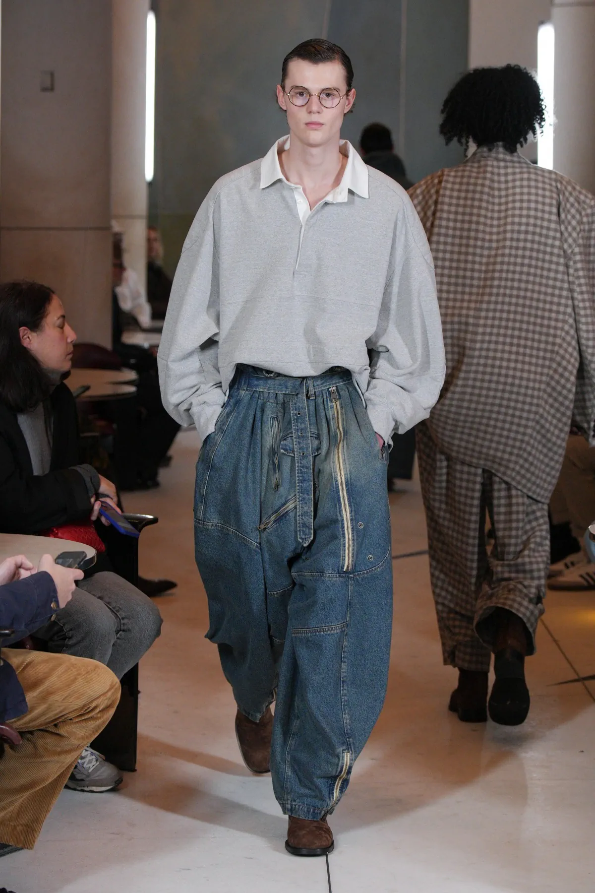 HED MAYNER tisse des textures complexes dans sa collection automne 2025