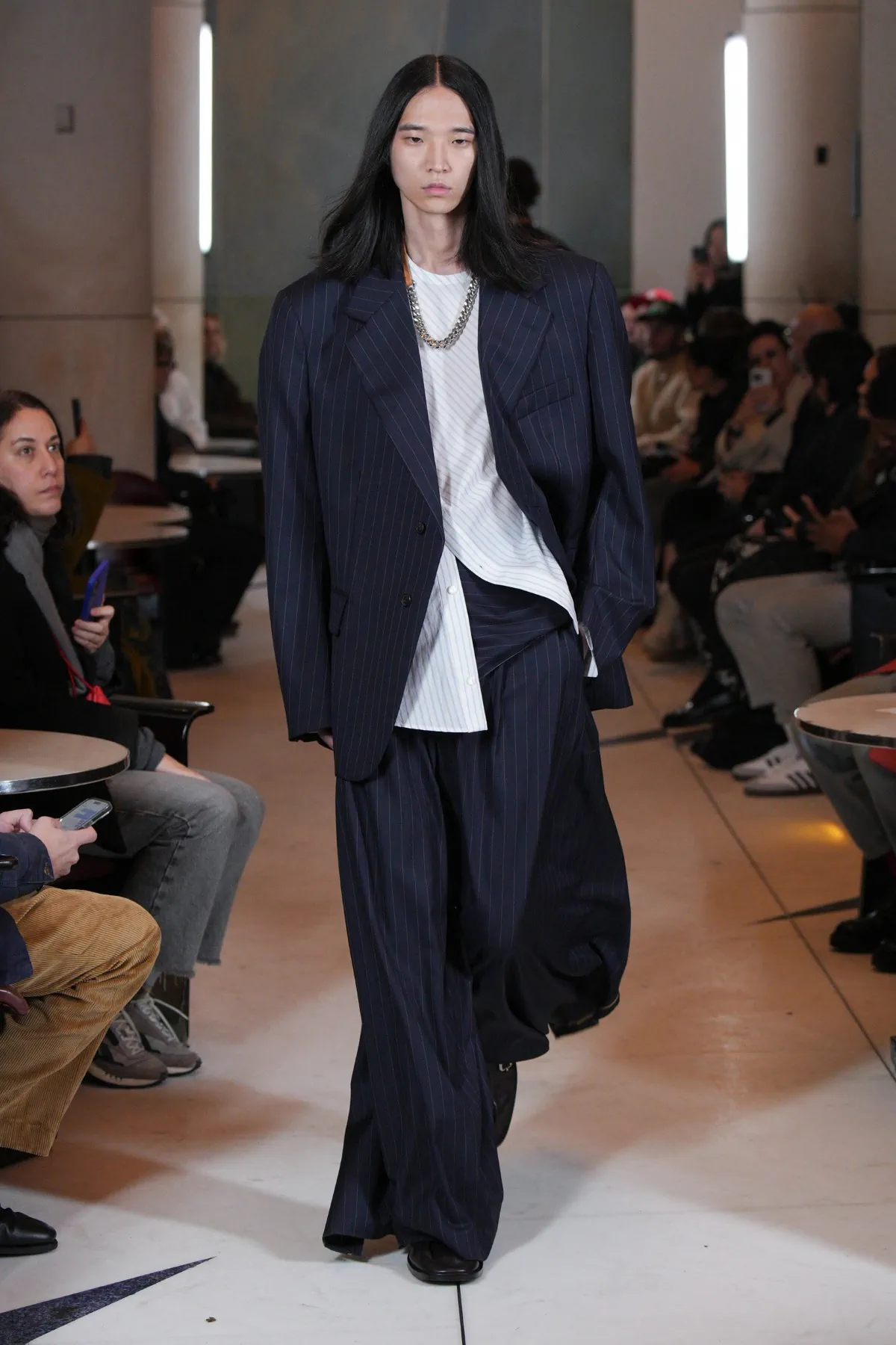 HED MAYNER tisse des textures complexes dans sa collection automne 2025