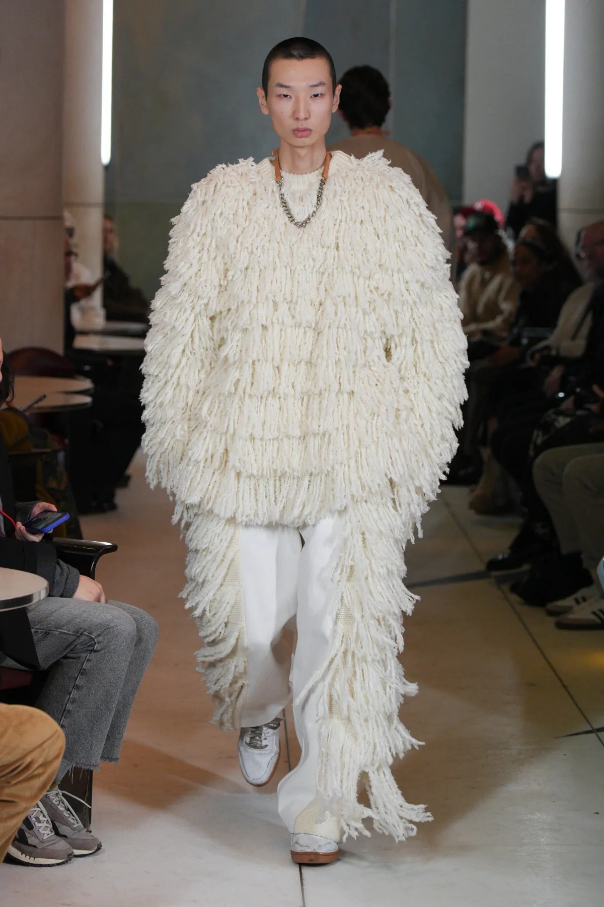 HED MAYNER tisse des textures complexes dans sa collection automne 2025