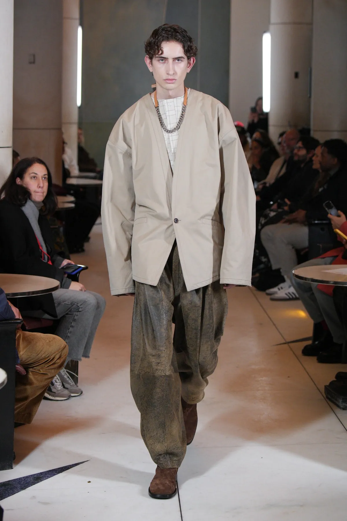 HED MAYNER tisse des textures complexes dans sa collection automne 2025