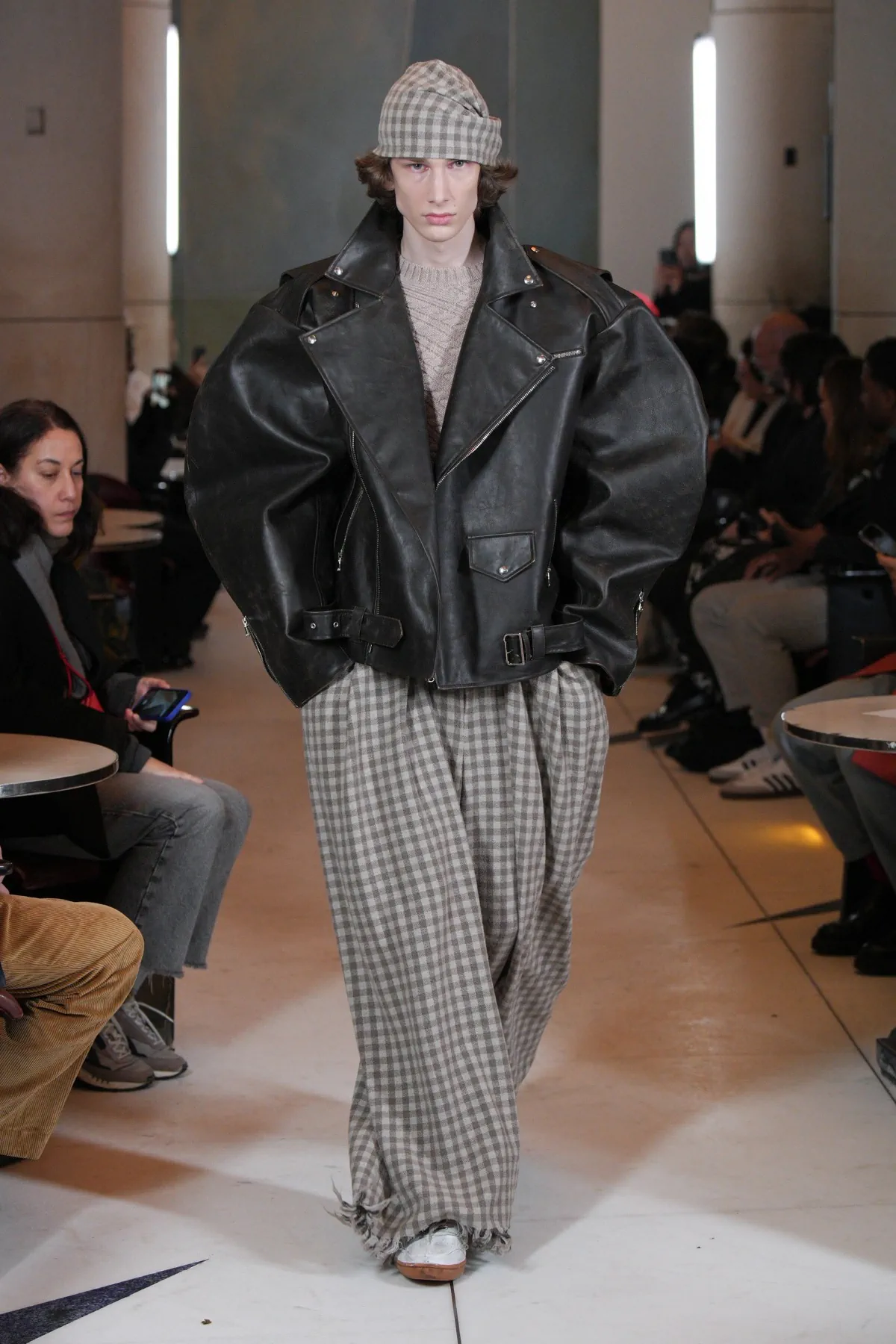 HED MAYNER tisse des textures complexes dans sa collection automne 2025