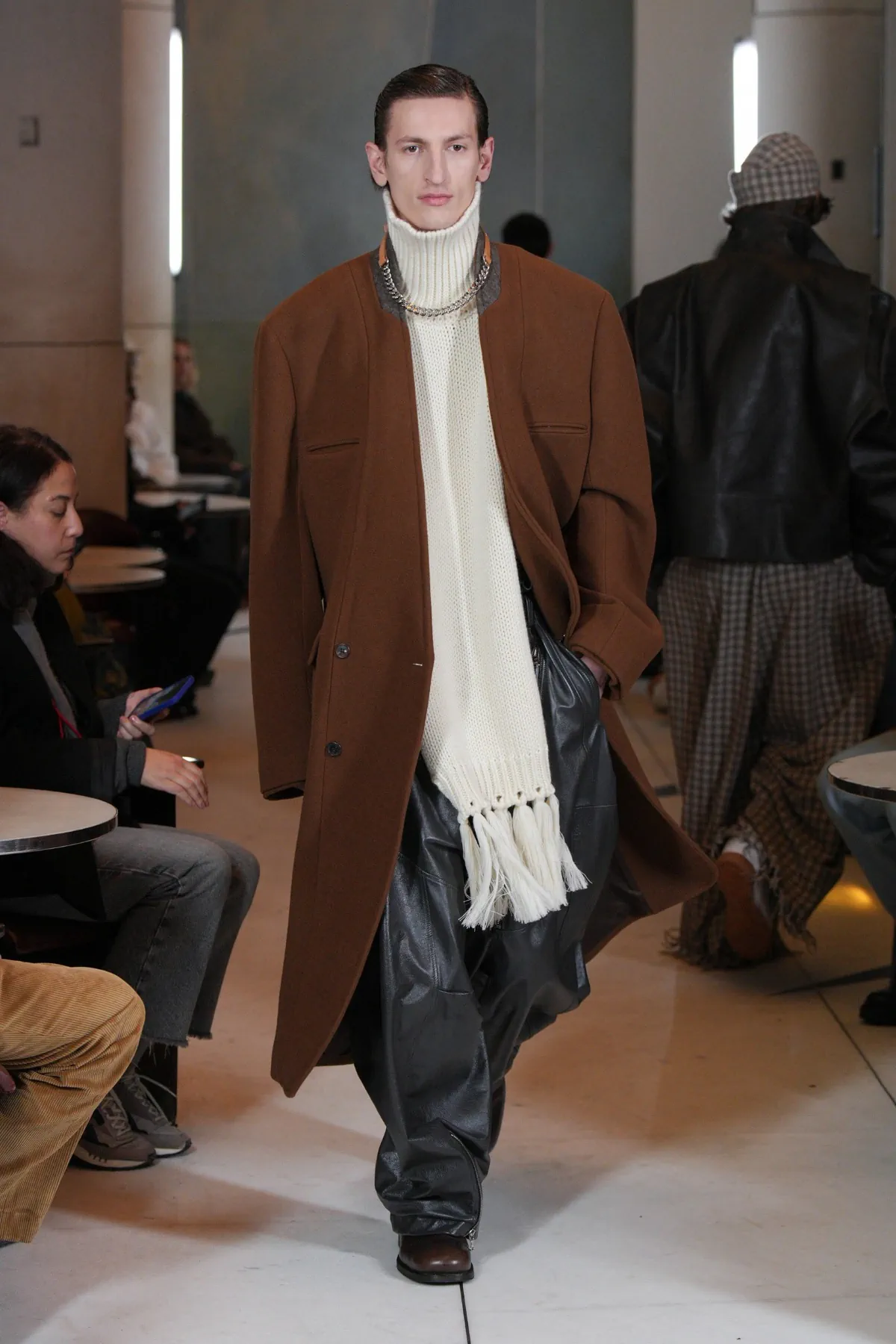 HED MAYNER tisse des textures complexes dans sa collection automne 2025