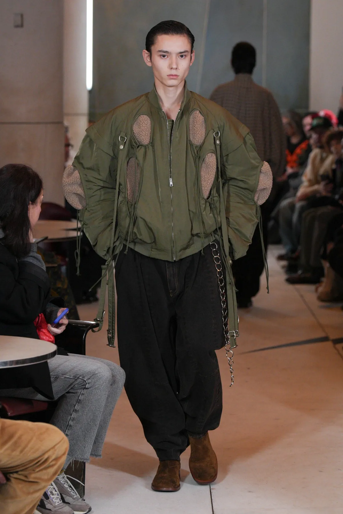 HED MAYNER tisse des textures complexes dans sa collection automne 2025