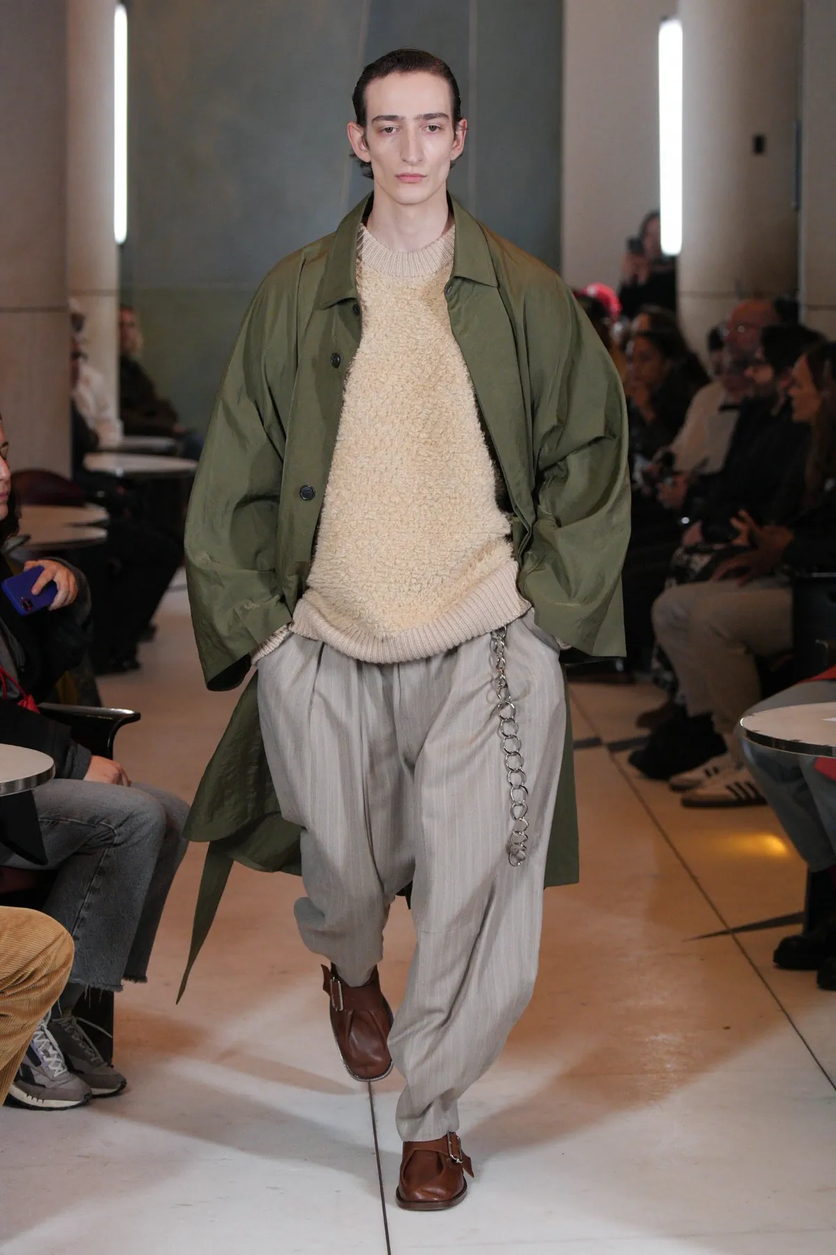 HED MAYNER tisse des textures complexes dans sa collection automne 2025