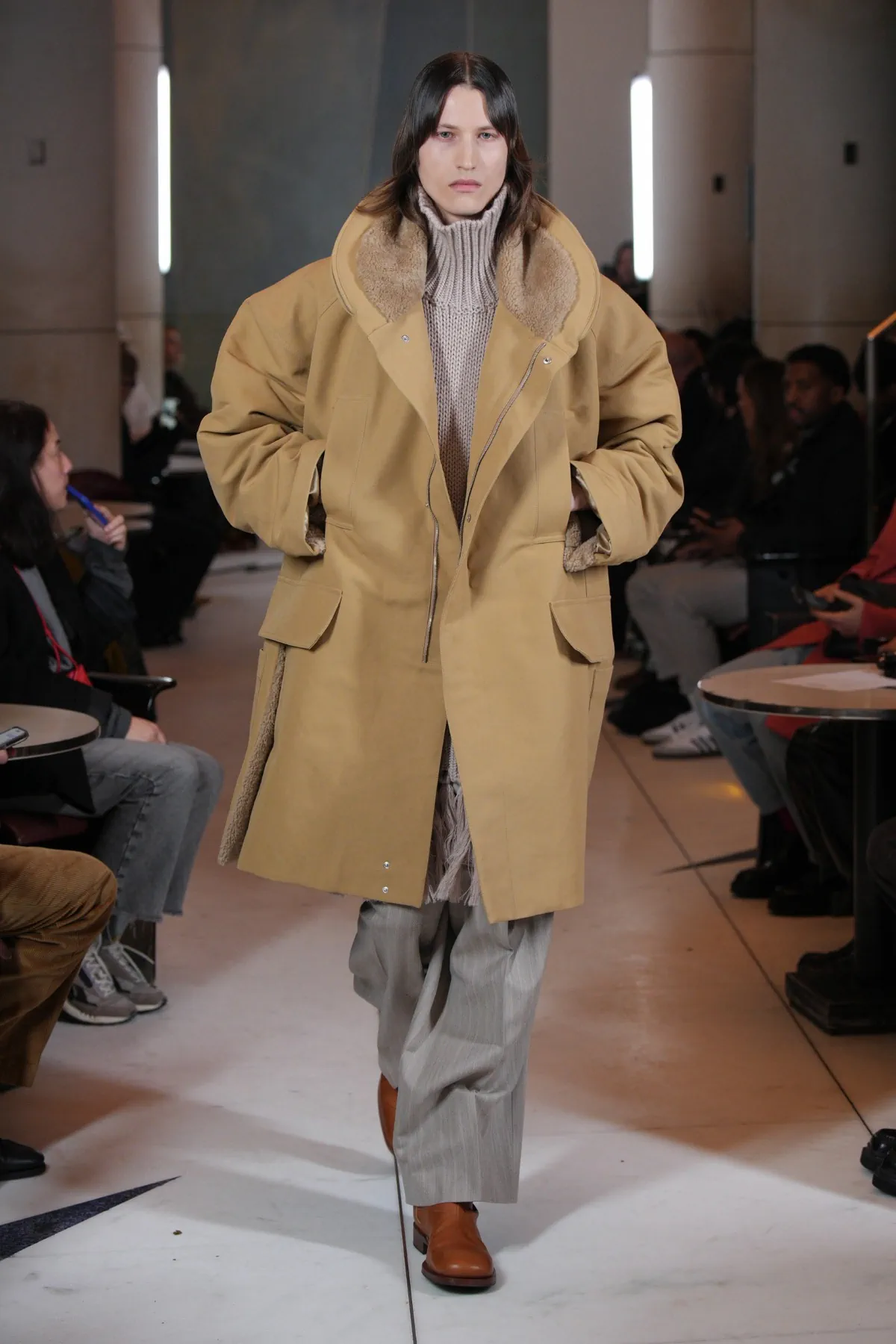 HED MAYNER tisse des textures complexes dans sa collection automne 2025