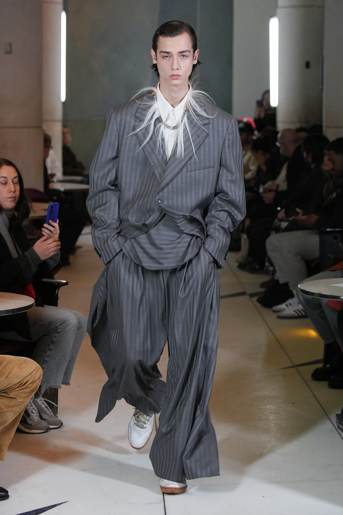 HED MAYNER tisse des textures complexes dans sa collection automne 2025