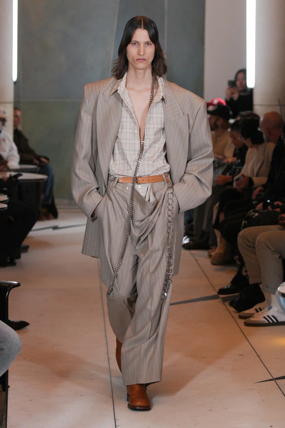 HED MAYNER tisse des textures complexes dans sa collection automne 2025