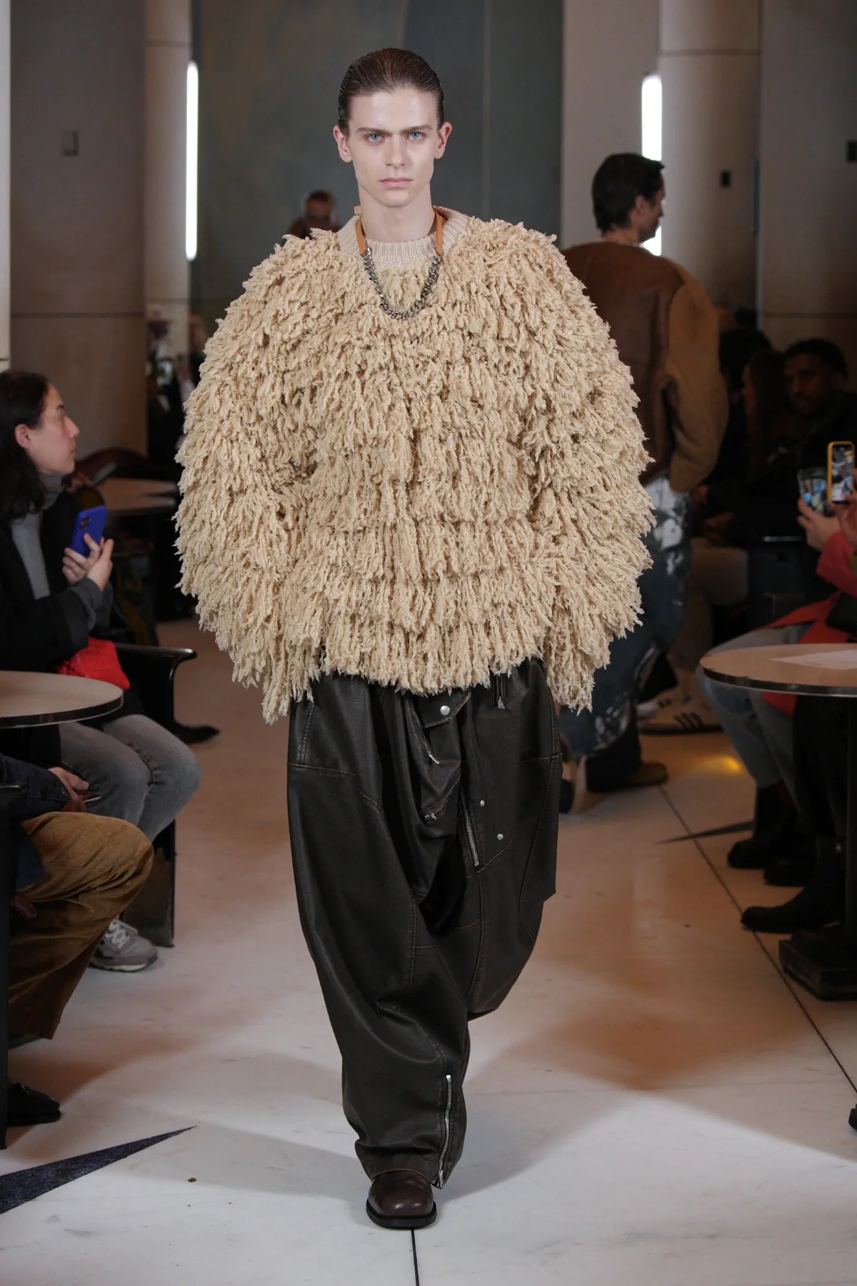 HED MAYNER tisse des textures complexes dans sa collection automne 2025