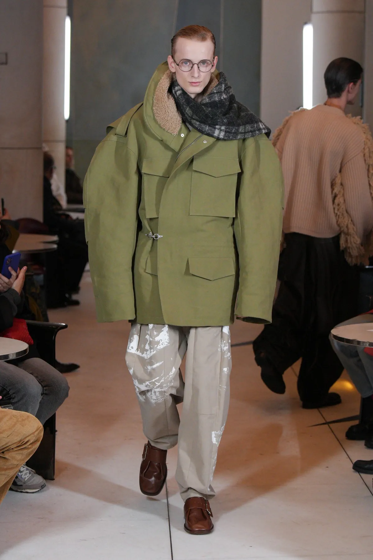 HED MAYNER tisse des textures complexes dans sa collection automne 2025