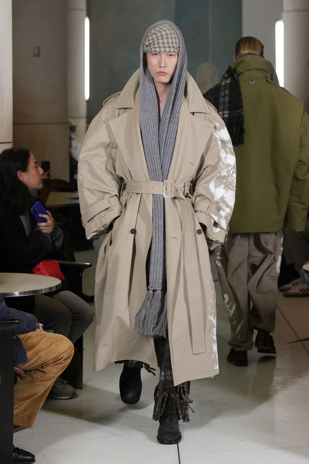 HED MAYNER tisse des textures complexes dans sa collection automne 2025