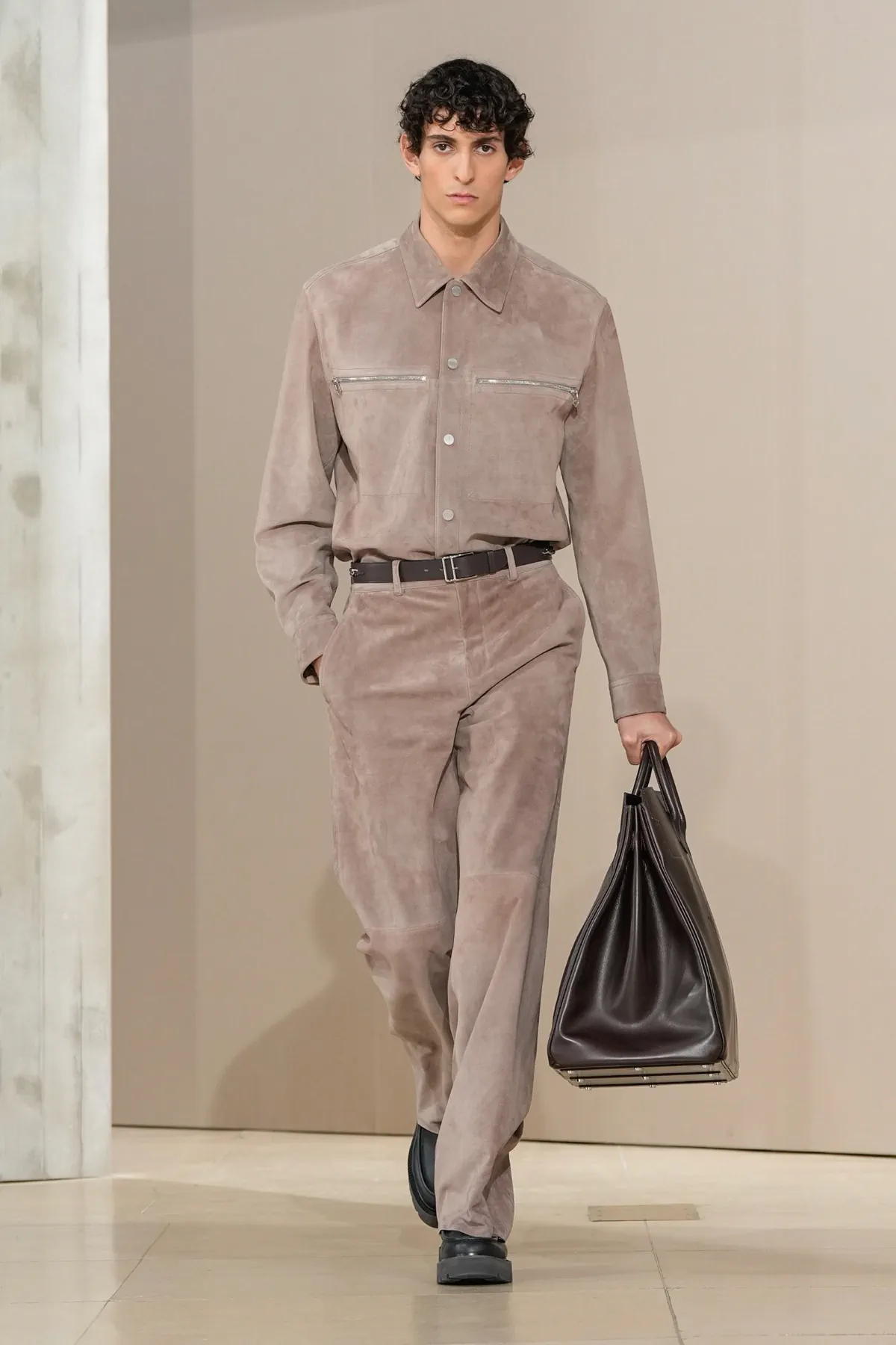 Pour Automne 2025, Hermès se lance dans la course automobile