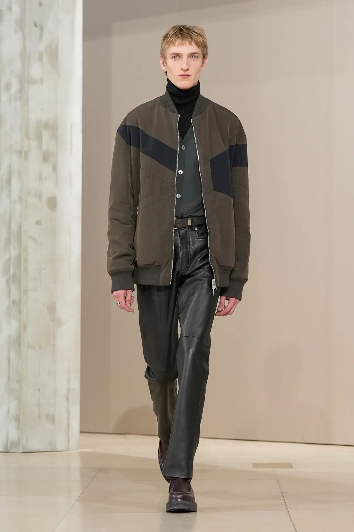 Pour Automne 2025, Hermès se lance dans la course automobile