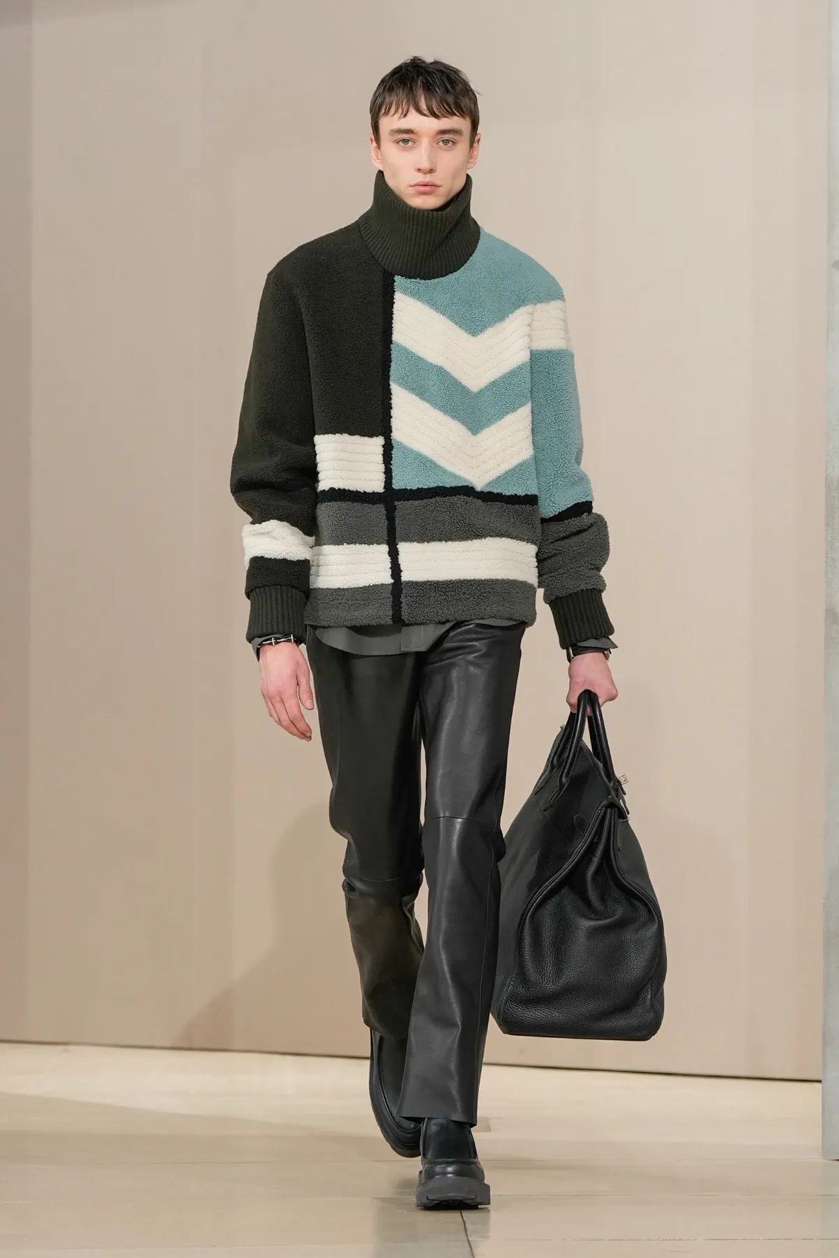 Pour Automne 2025, Hermès se lance dans la course automobile