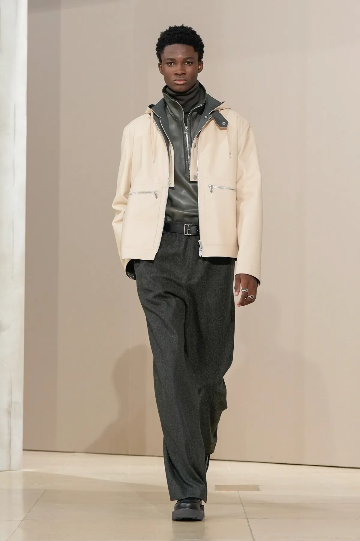 Pour Automne 2025, Hermès se lance dans la course automobile