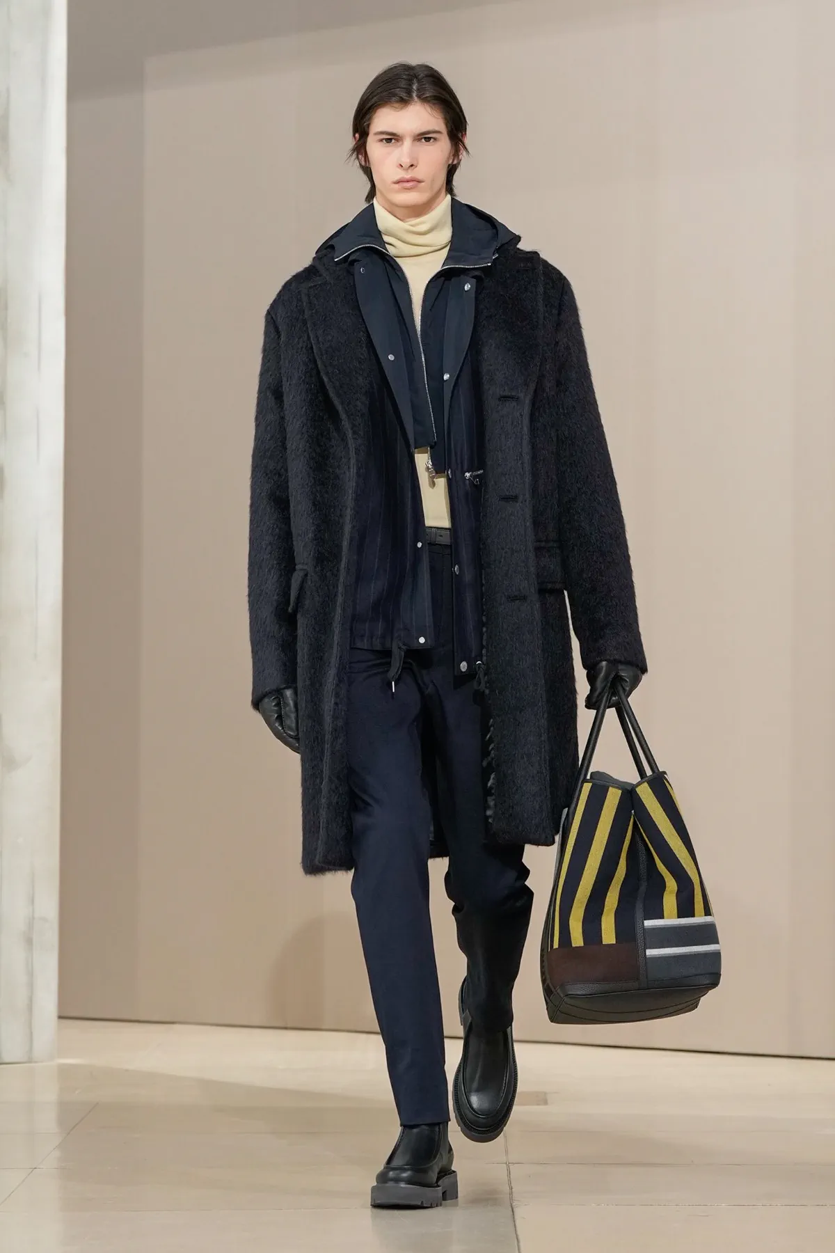 Pour Automne 2025, Hermès se lance dans la course automobile