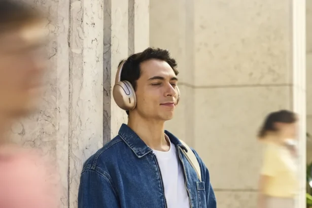 Le casque JBL Tour ONE M3 redéfinit l'audio sans fil grâce à l'émetteur Smart Tx innovant