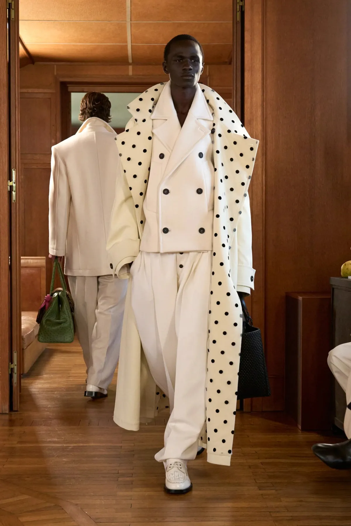 JACQUEMUS présente sa vision intime du printemps 2025 à travers l'objectif de la couture