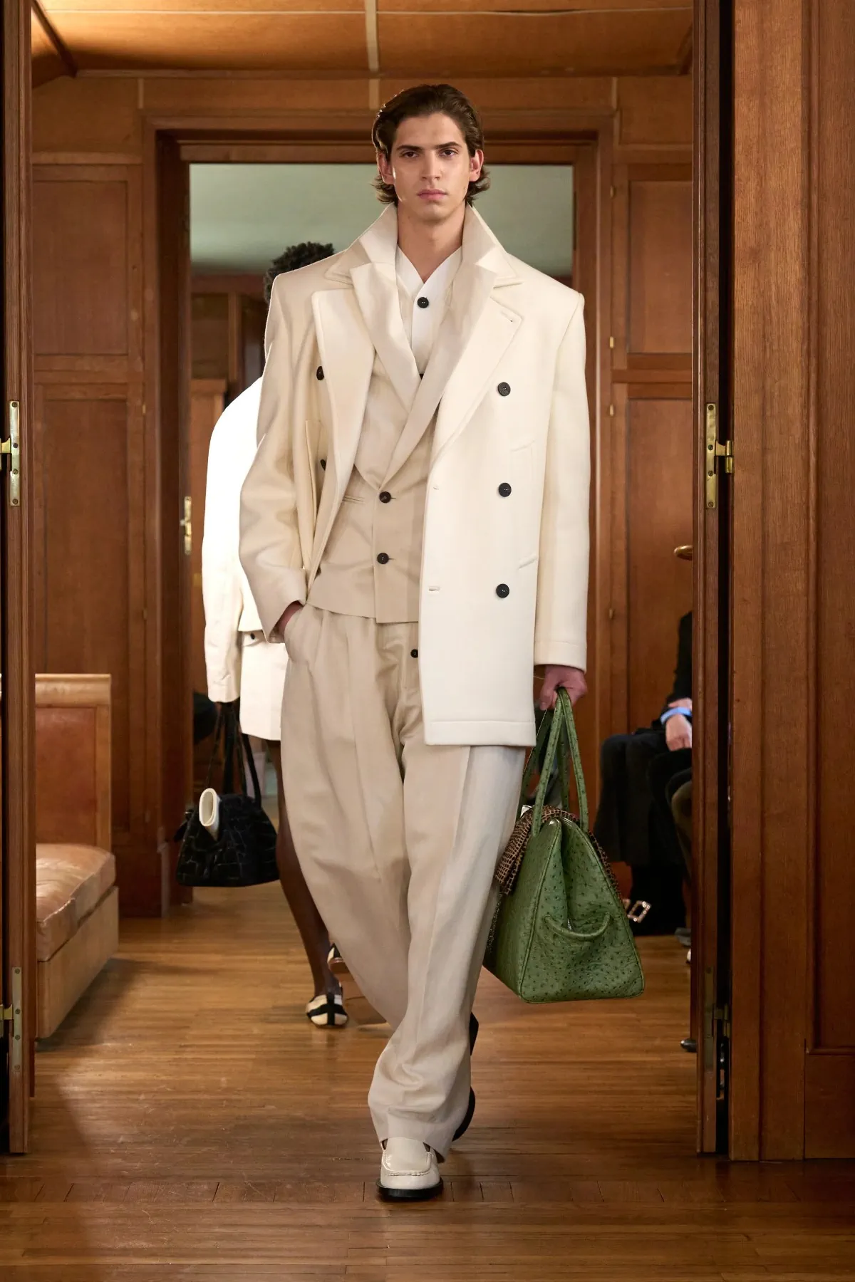 JACQUEMUS présente sa vision intime du printemps 2025 à travers l'objectif de la couture