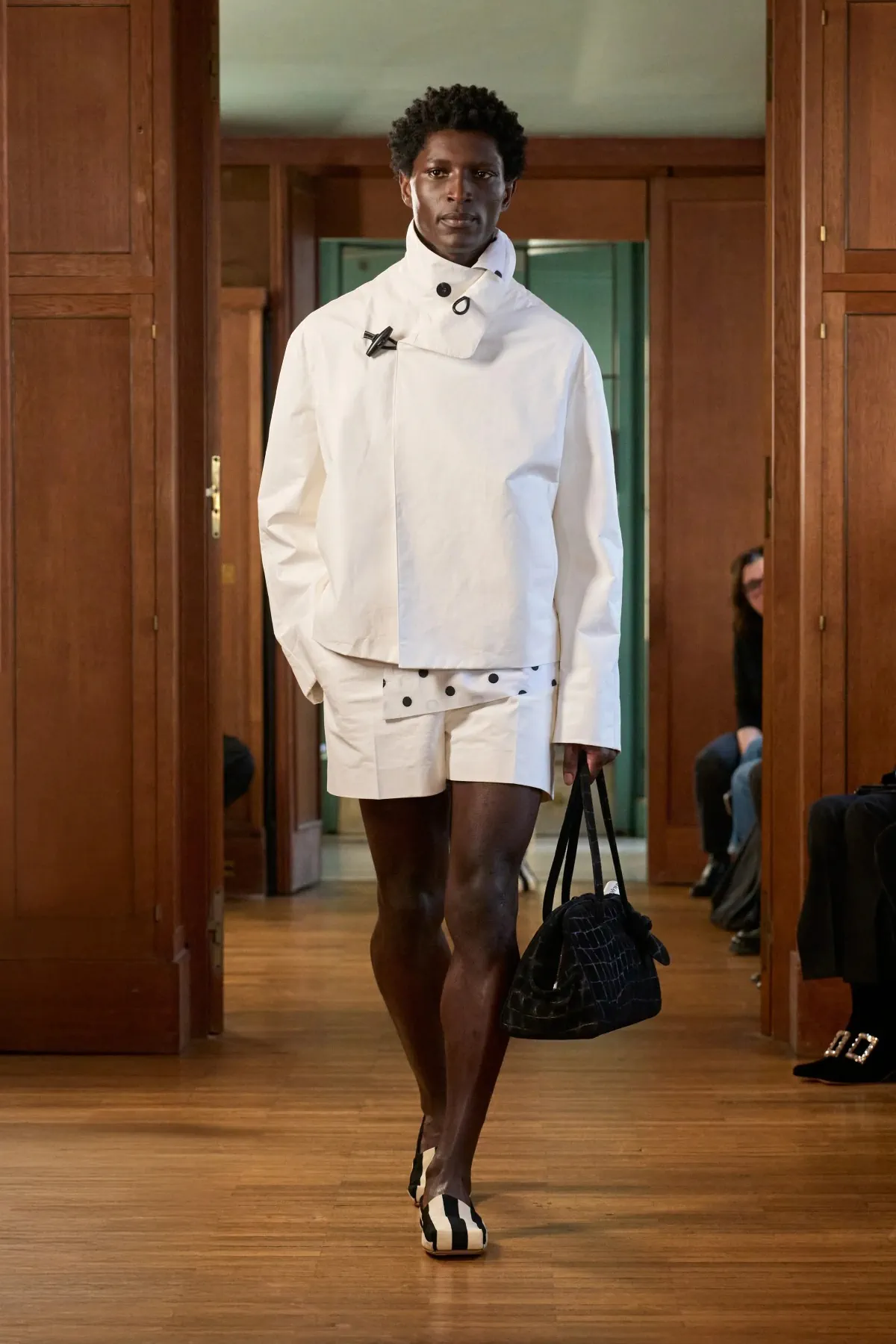JACQUEMUS présente sa vision intime du printemps 2025 à travers l'objectif de la couture