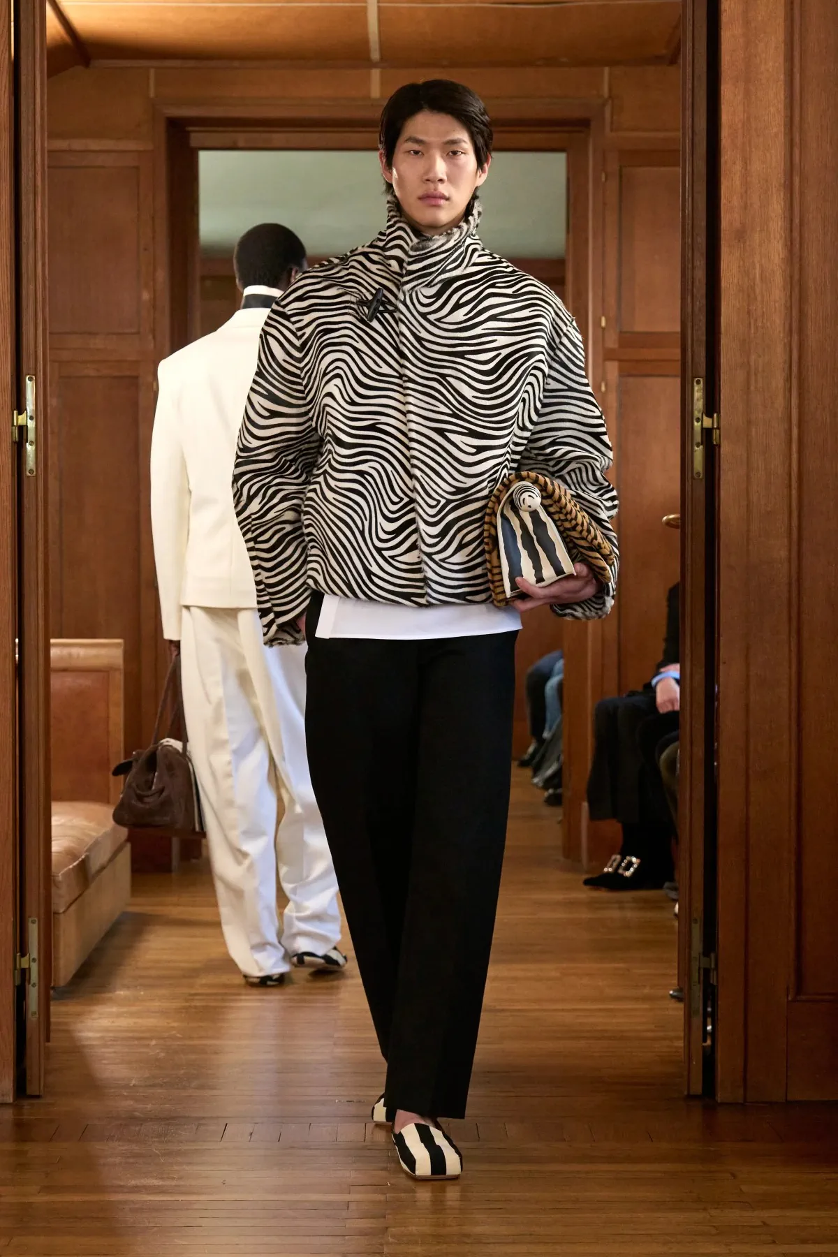 JACQUEMUS présente sa vision intime du printemps 2025 à travers l'objectif de la couture