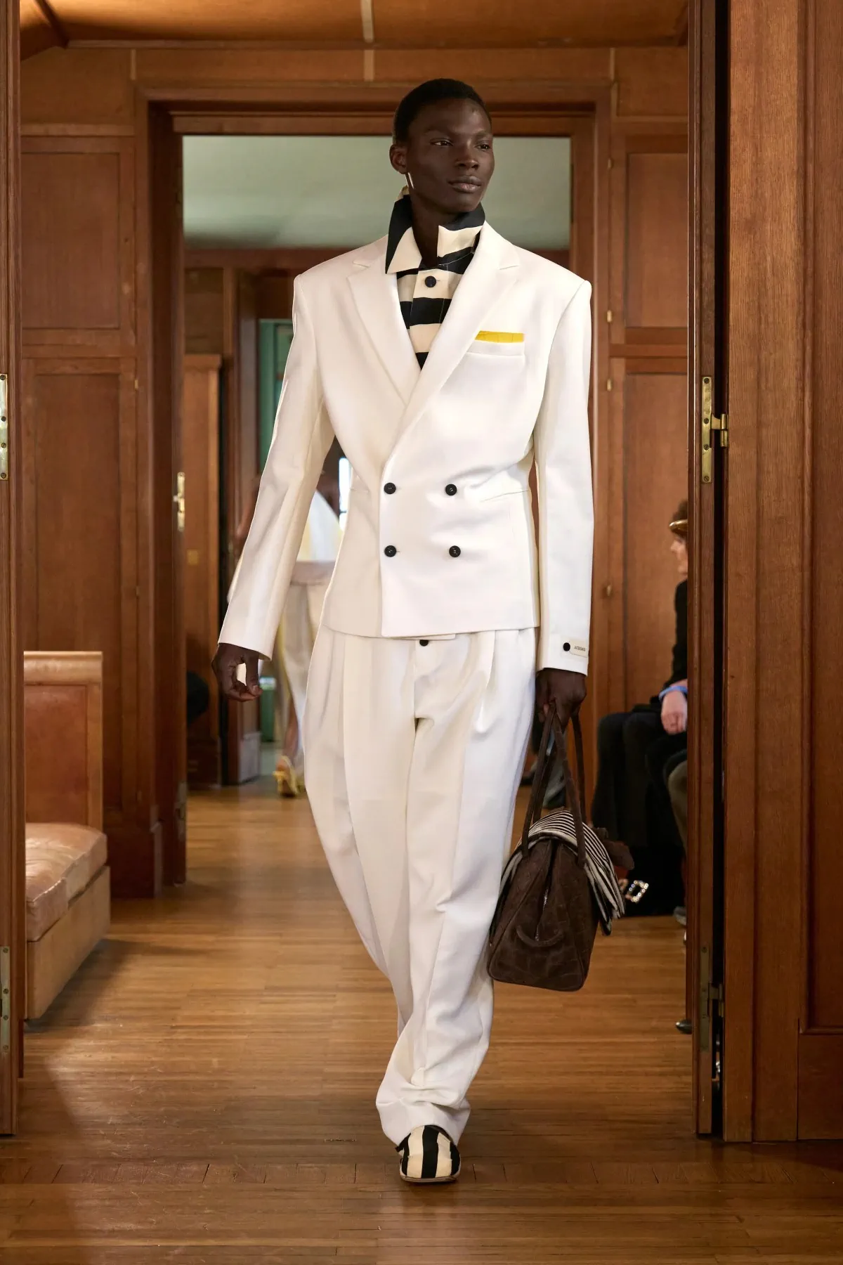 JACQUEMUS présente sa vision intime du printemps 2025 à travers l'objectif de la couture