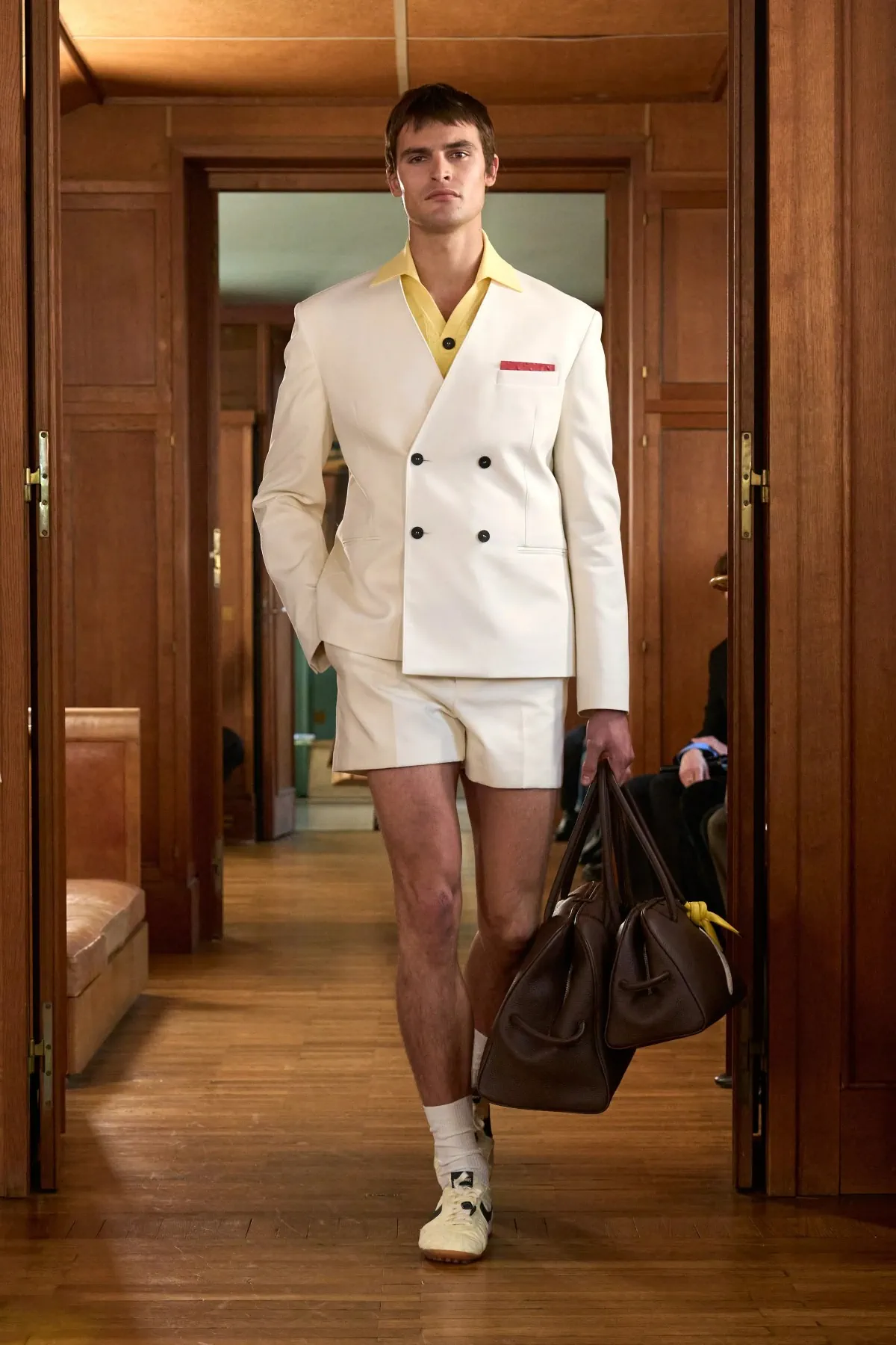 JACQUEMUS présente sa vision intime du printemps 2025 à travers l'objectif de la couture