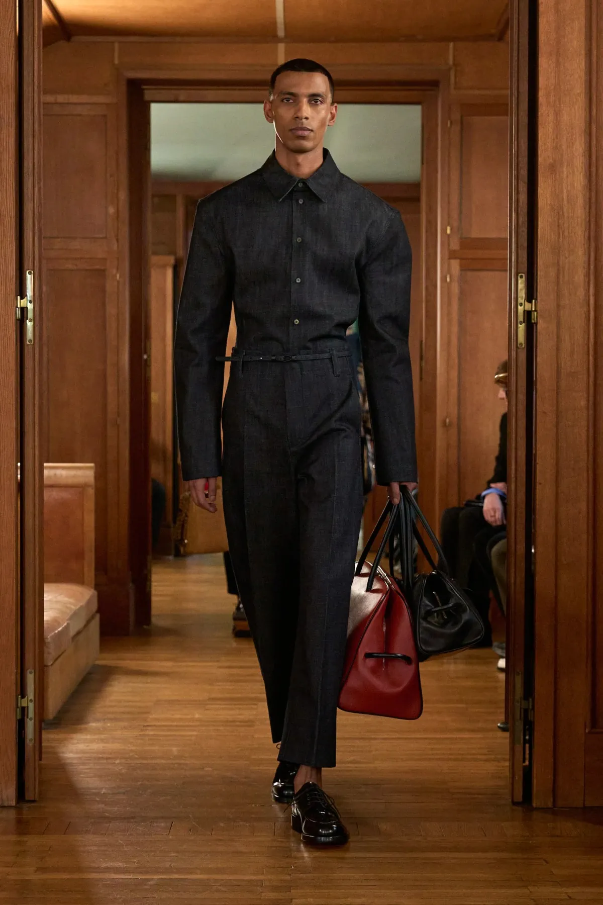 JACQUEMUS présente sa vision intime du printemps 2025 à travers l'objectif de la couture