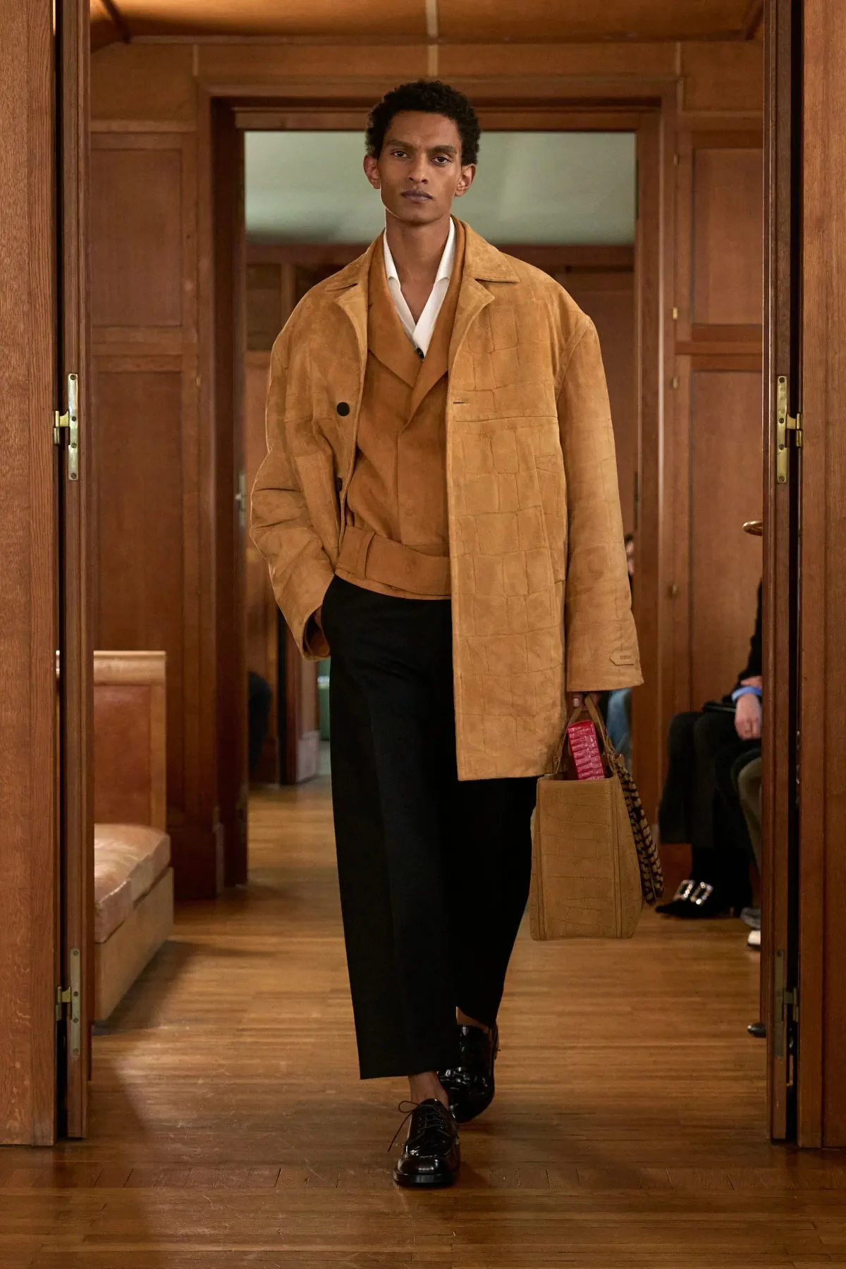 JACQUEMUS présente sa vision intime du printemps 2025 à travers l'objectif de la couture