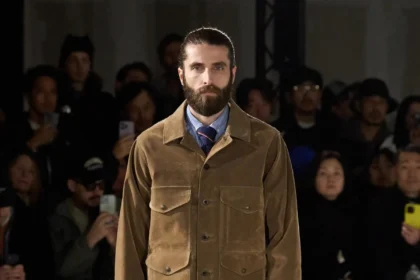 La collection automne 2025 de Junya Watanabe Man associe des vêtements de travail traditionnels à une touche urbaine