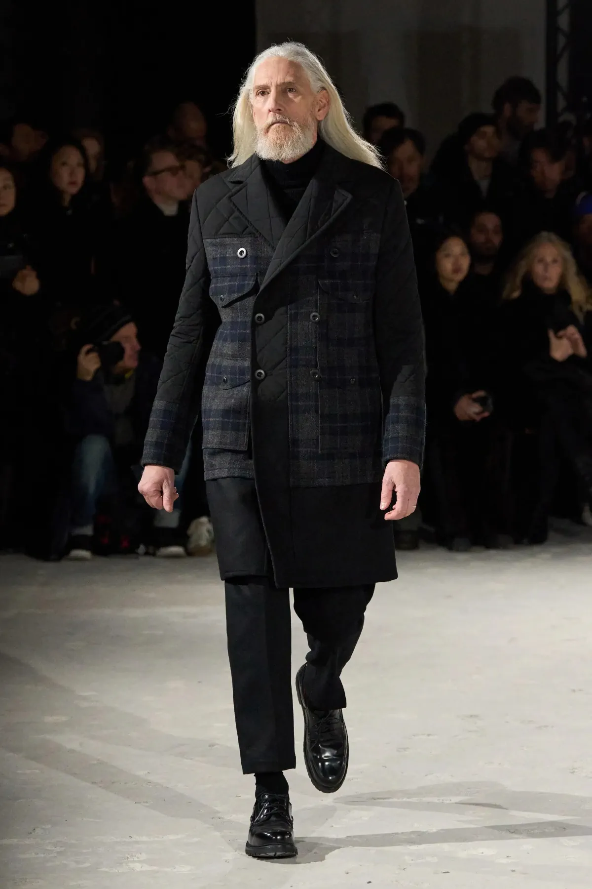 La collection automne 2025 de Junya Watanabe Man associe des vêtements de travail traditionnels à une touche urbaine