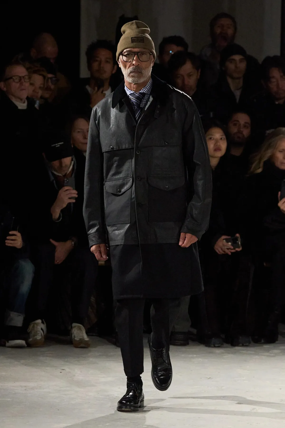 La collection automne 2025 de Junya Watanabe Man associe des vêtements de travail traditionnels à une touche urbaine