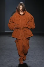 Juun.J Fall Winter 2025 Paris Fashion Week 1 JUUN.J maîtrise les silhouettes surdimensionnées dans sa collection automne 2025