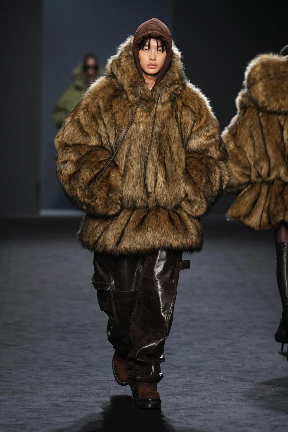 JUUN.J maîtrise les silhouettes surdimensionnées dans sa collection automne 2025