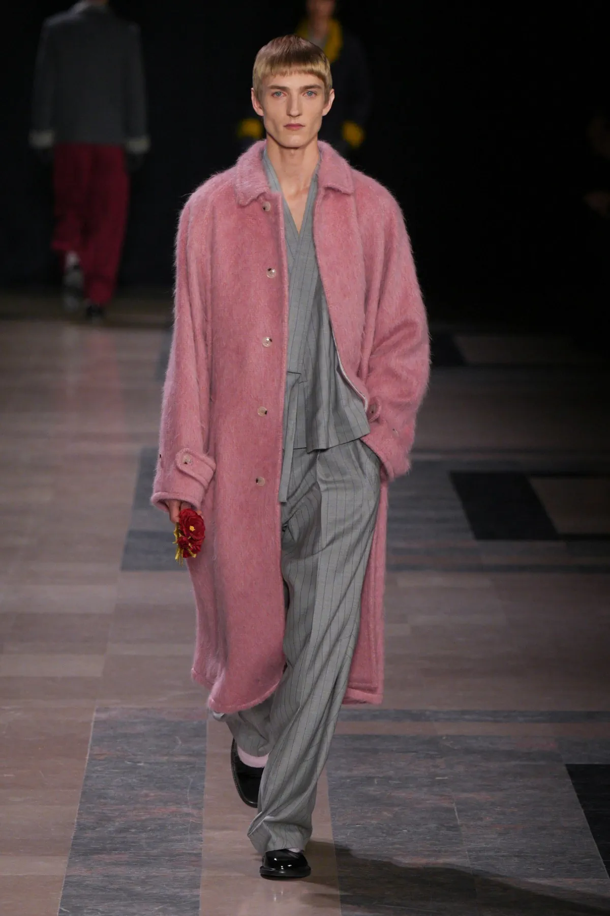 La collection pour hommes d'automne 2025 de Kenzo allie la vision de Nigo à l'art de Futura