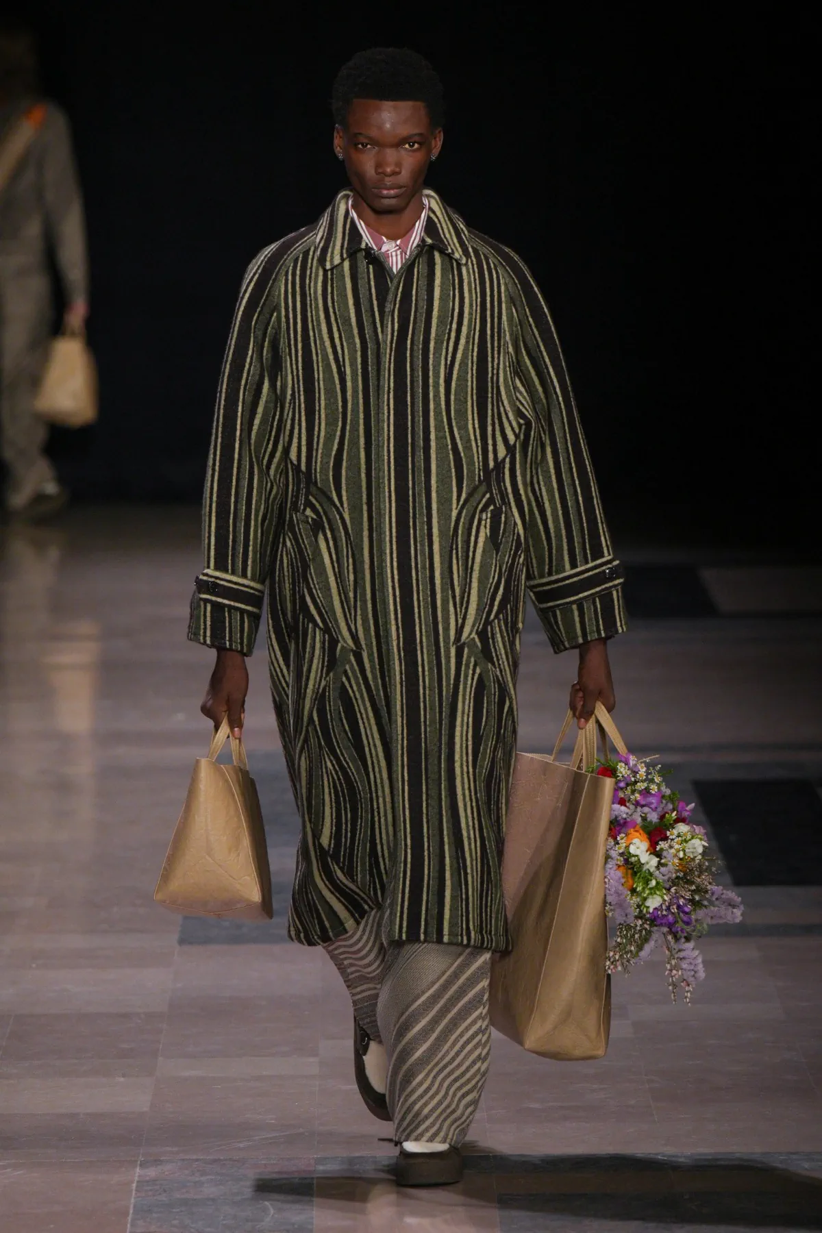 La collection pour hommes d'automne 2025 de Kenzo allie la vision de Nigo à l'art de Futura