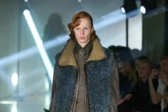 Le défilé kolor Automne 2025 clôt l'ère Junichi Abe avec une collection masculine innovante