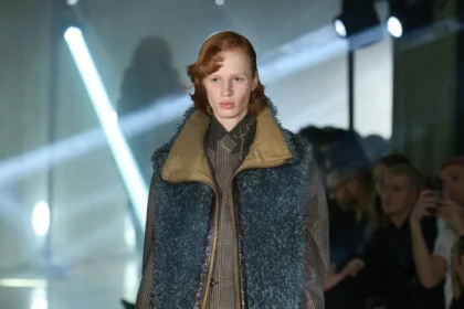 Le défilé kolor Automne 2025 clôt l'ère Junichi Abe avec une collection masculine innovante