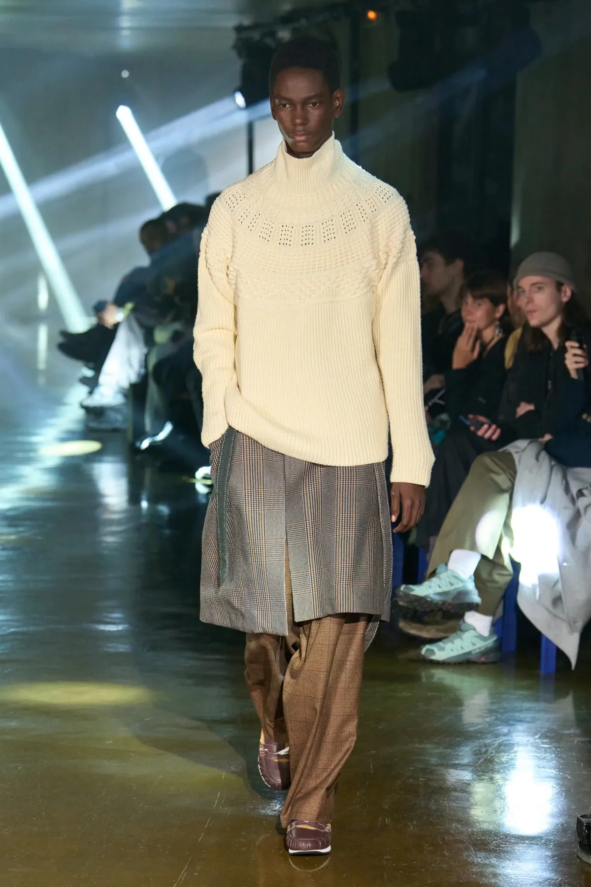 Le défilé kolor Automne 2025 clôt l'ère Junichi Abe avec une collection masculine innovante