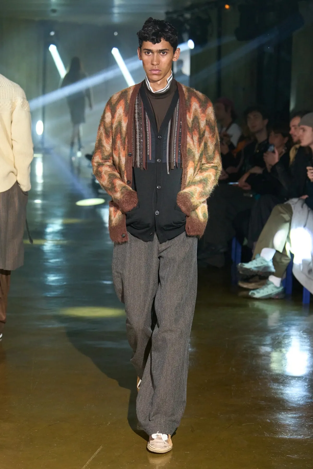 Le défilé kolor Automne 2025 clôt l'ère Junichi Abe avec une collection masculine innovante