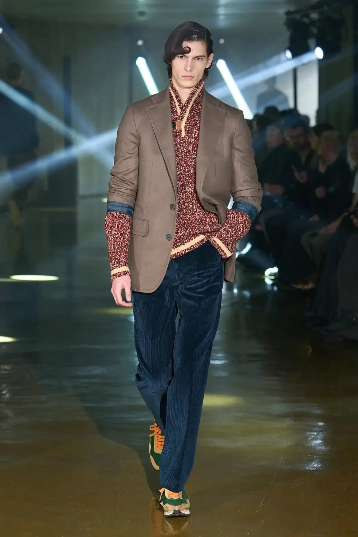 Le défilé kolor Automne 2025 clôt l'ère Junichi Abe avec une collection masculine innovante