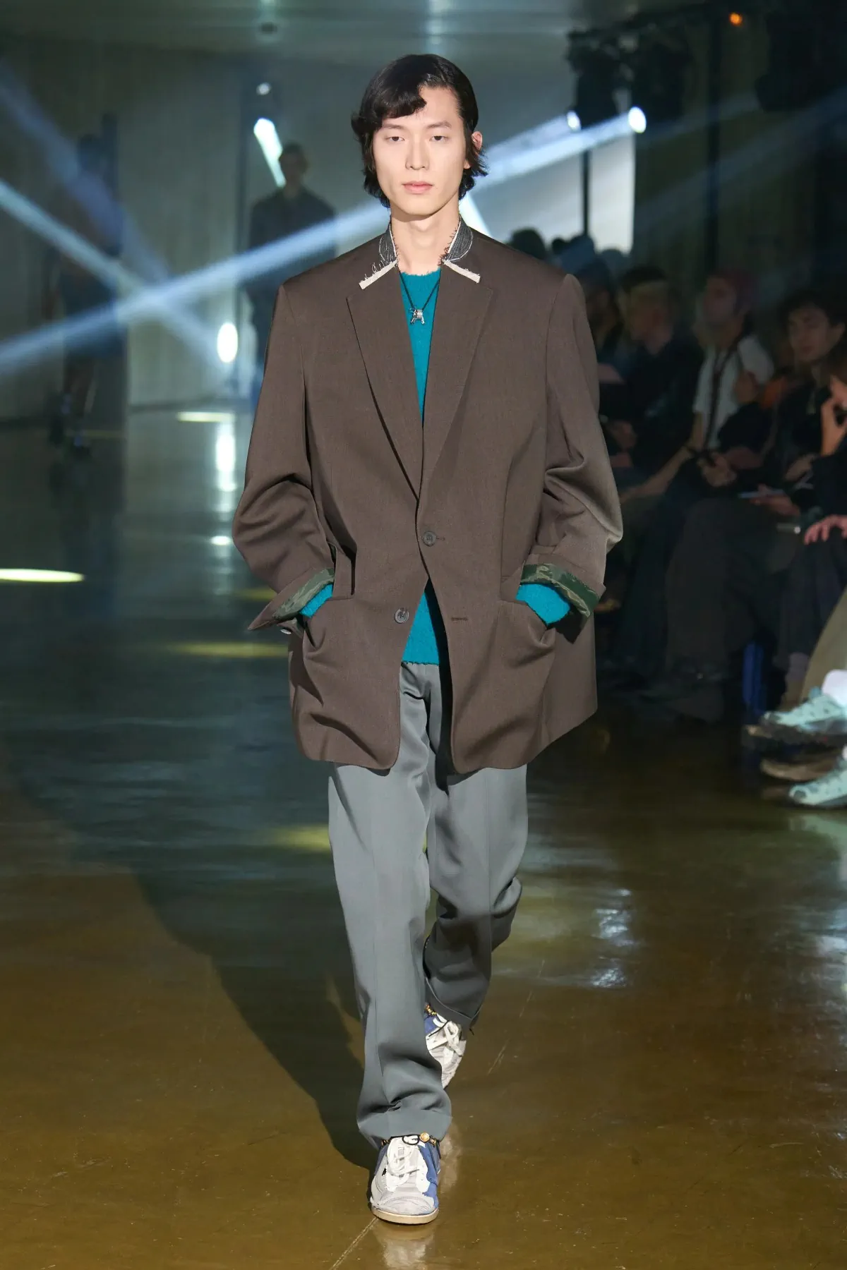 Le défilé kolor Automne 2025 clôt l'ère Junichi Abe avec une collection masculine innovante