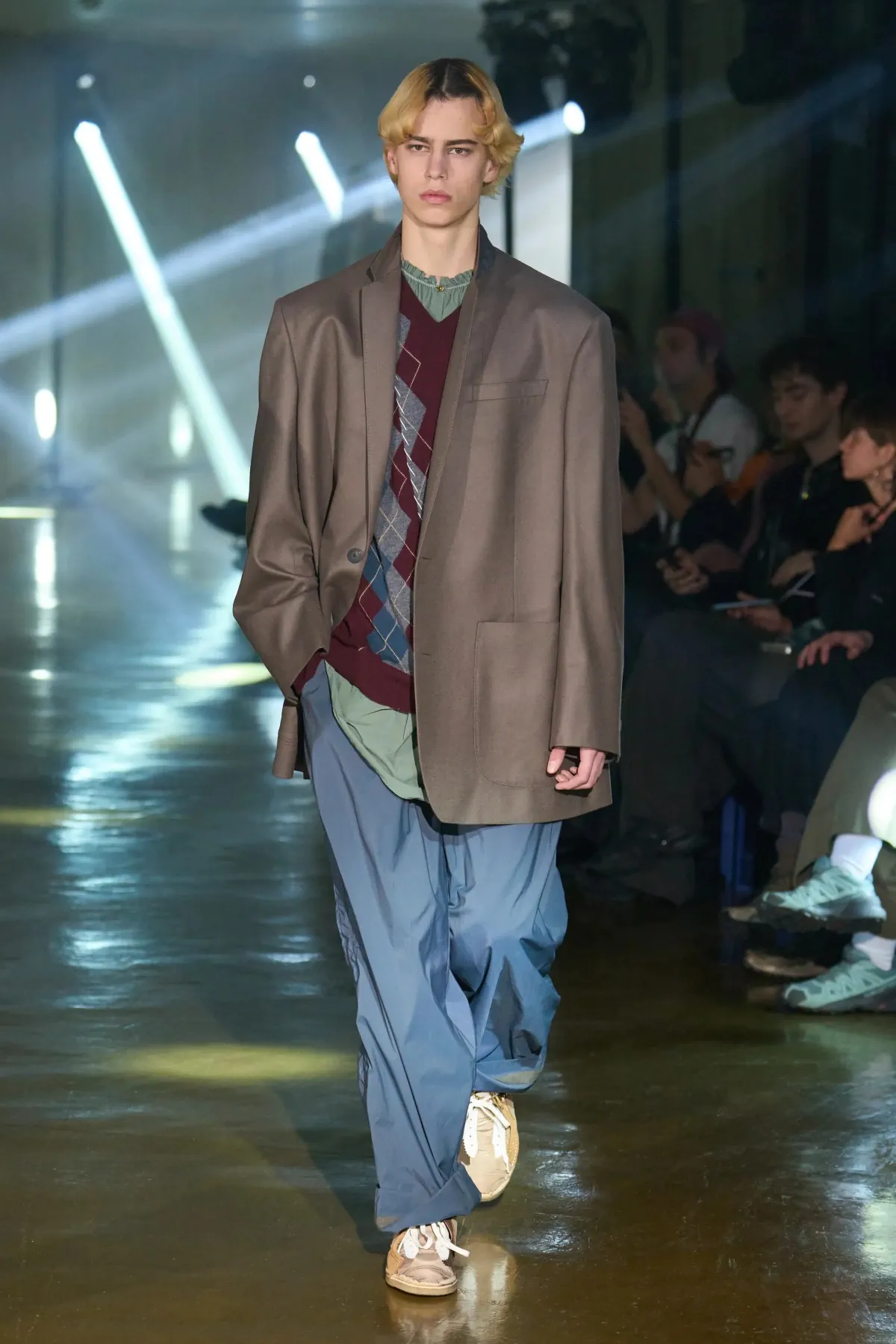 Le défilé kolor Automne 2025 clôt l'ère Junichi Abe avec une collection masculine innovante