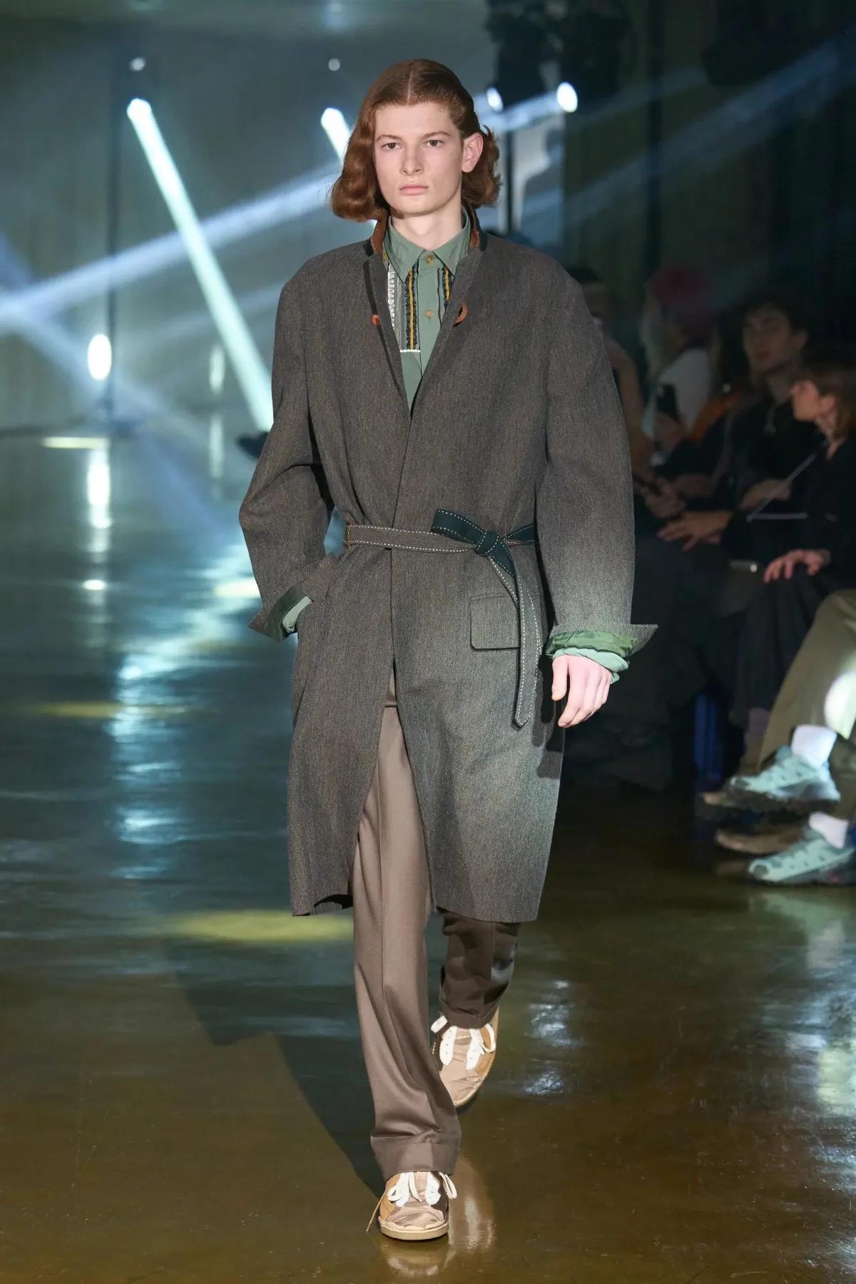 Le défilé kolor Automne 2025 clôt l'ère Junichi Abe avec une collection masculine innovante