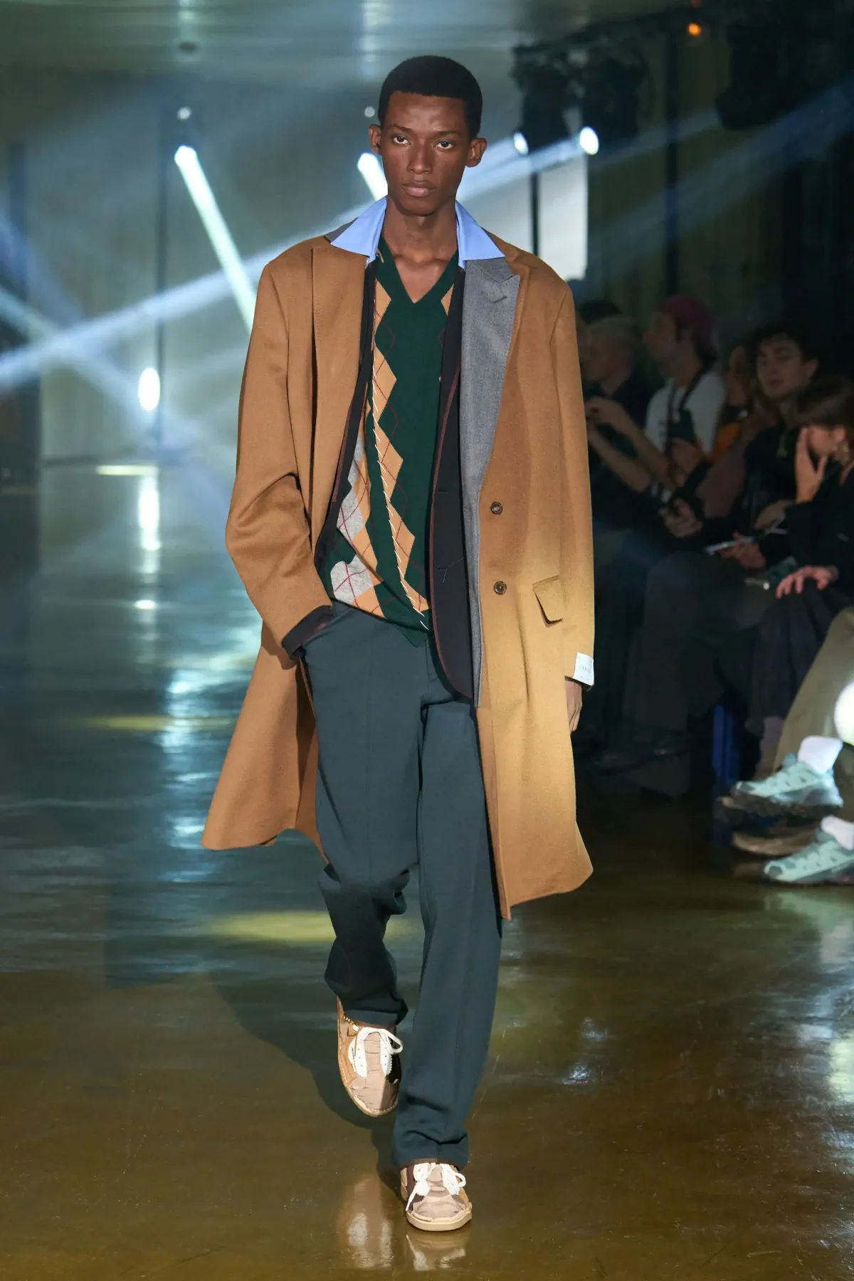 Le défilé kolor Automne 2025 clôt l'ère Junichi Abe avec une collection masculine innovante