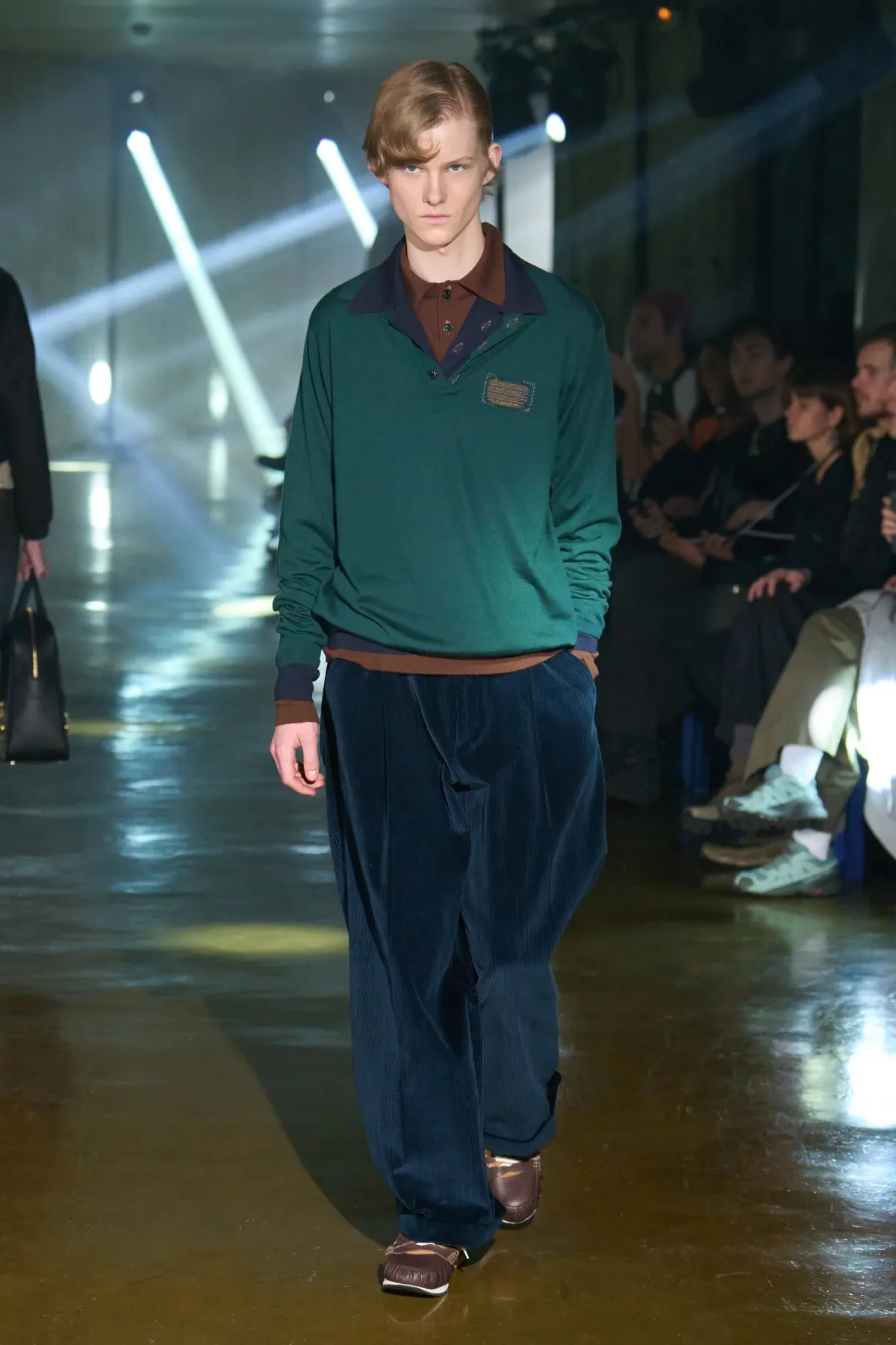 Le défilé kolor Automne 2025 clôt l'ère Junichi Abe avec une collection masculine innovante