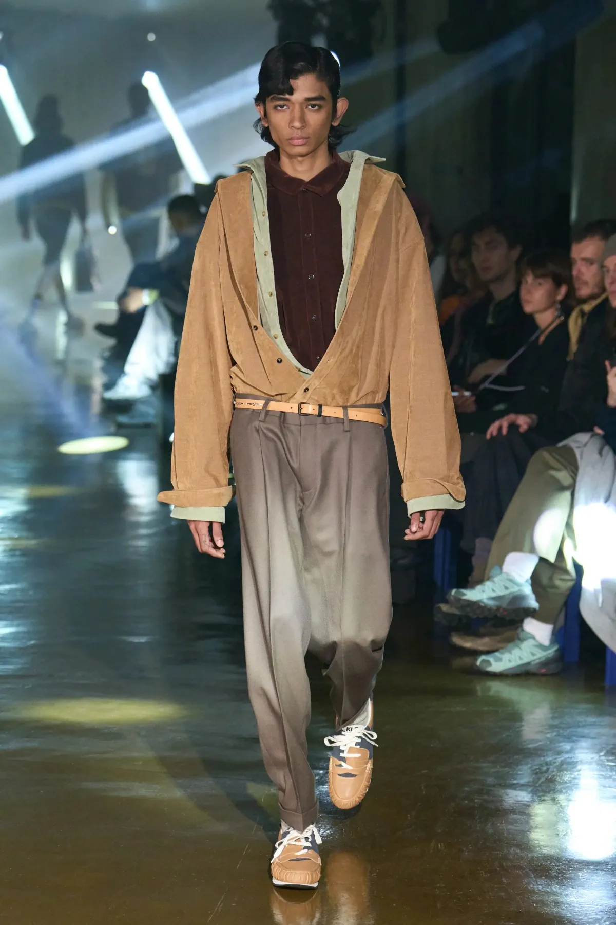 Le défilé kolor Automne 2025 clôt l'ère Junichi Abe avec une collection masculine innovante