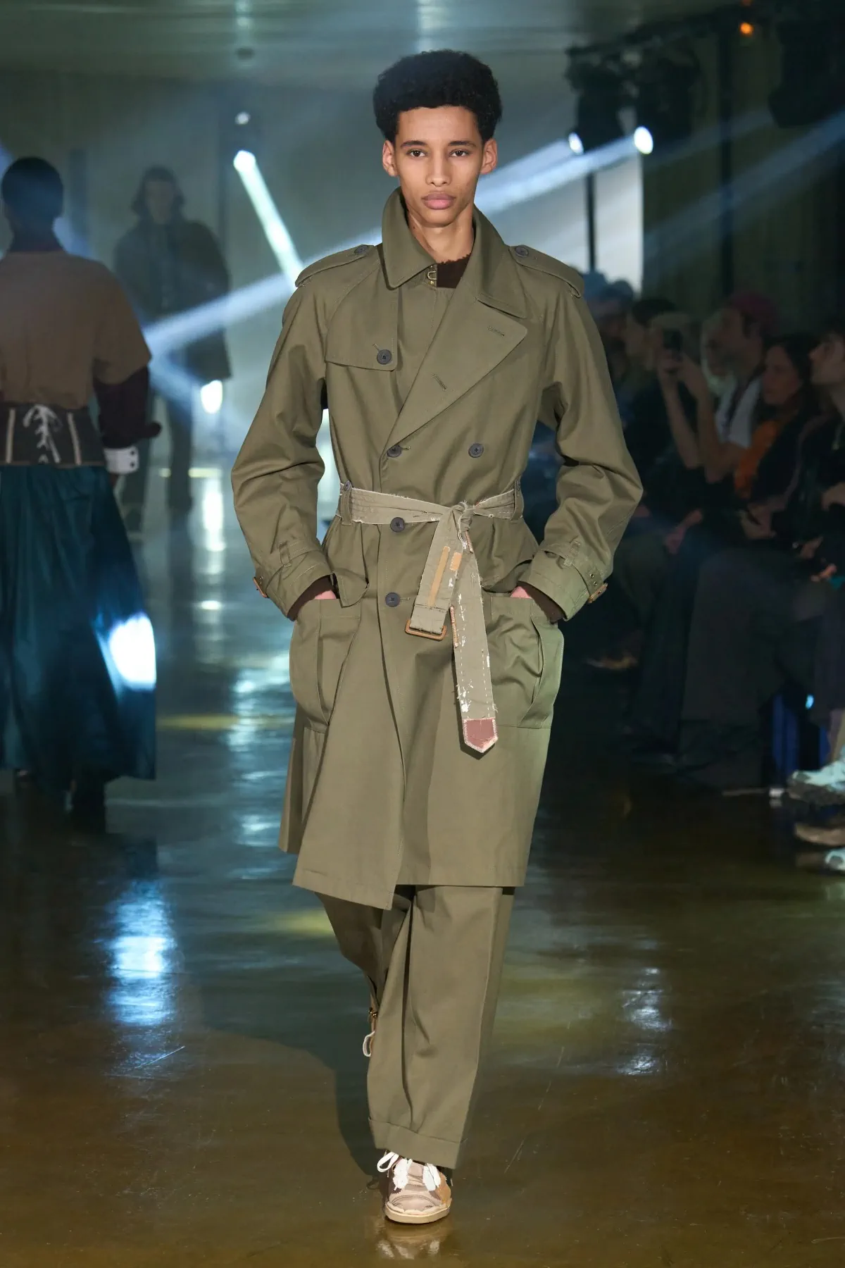 Le défilé kolor Automne 2025 clôt l'ère Junichi Abe avec une collection masculine innovante