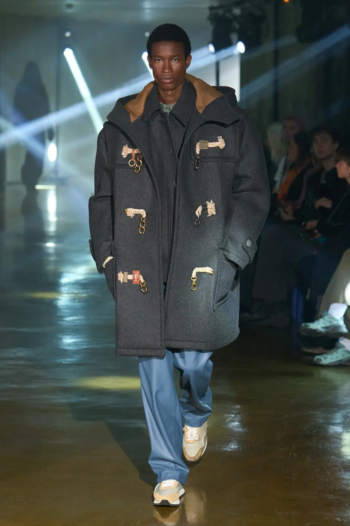 Le défilé kolor Automne 2025 clôt l'ère Junichi Abe avec une collection masculine innovante