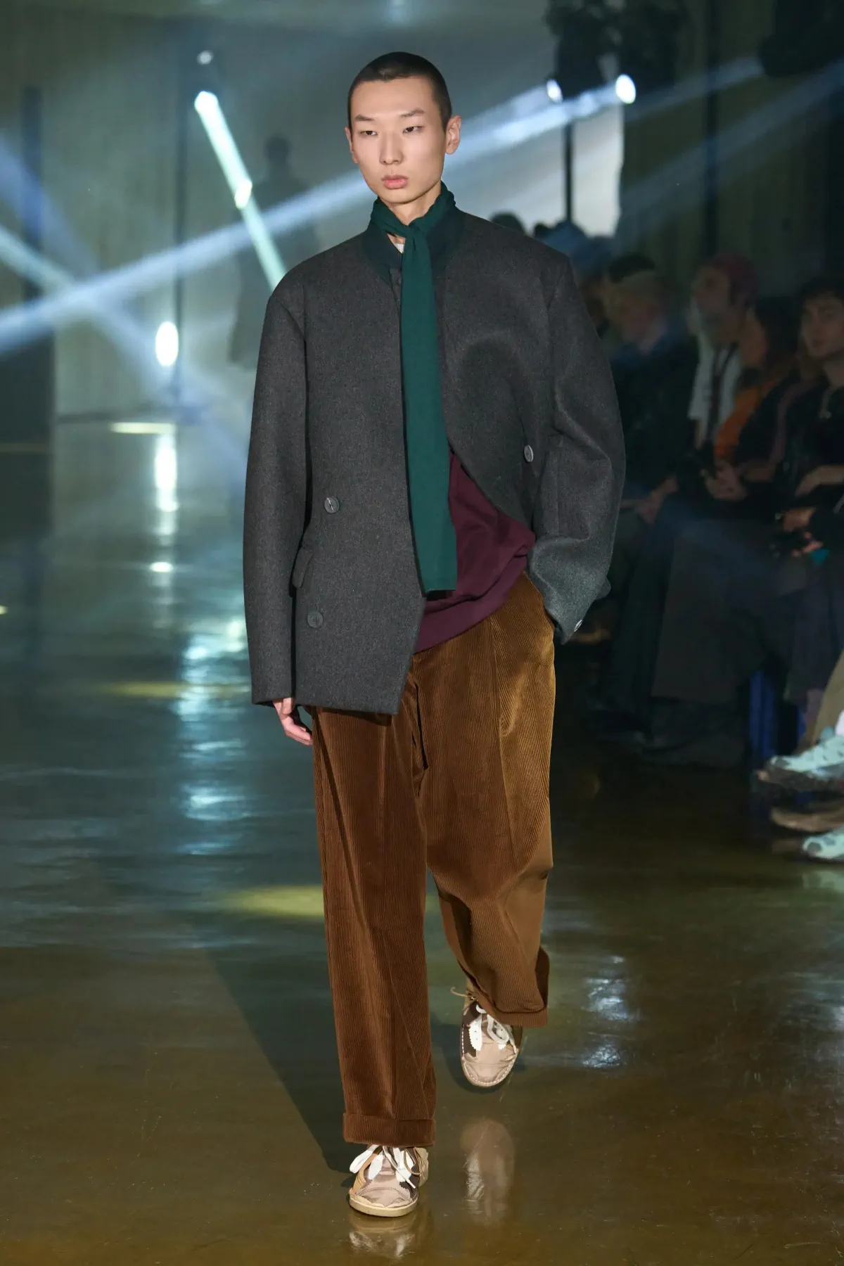 Le défilé kolor Automne 2025 clôt l'ère Junichi Abe avec une collection masculine innovante