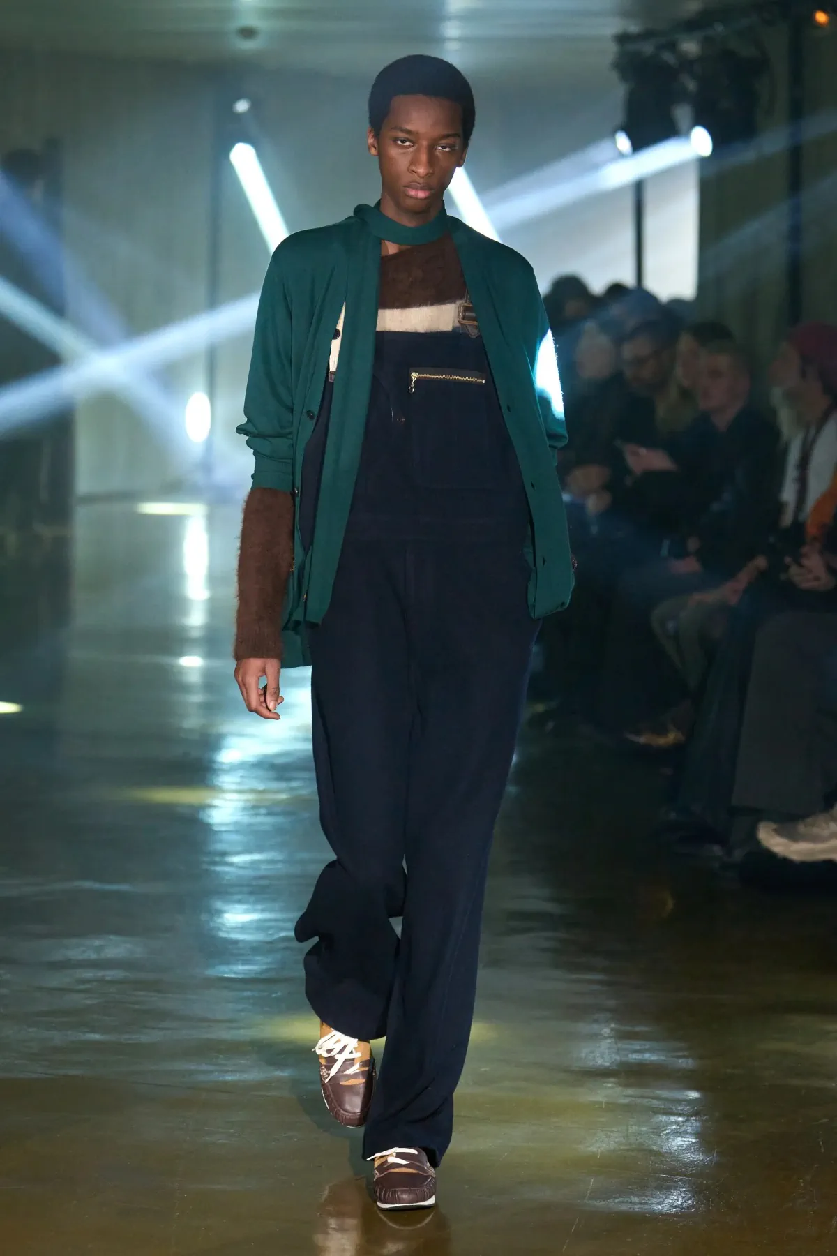 Le défilé kolor Automne 2025 clôt l'ère Junichi Abe avec une collection masculine innovante